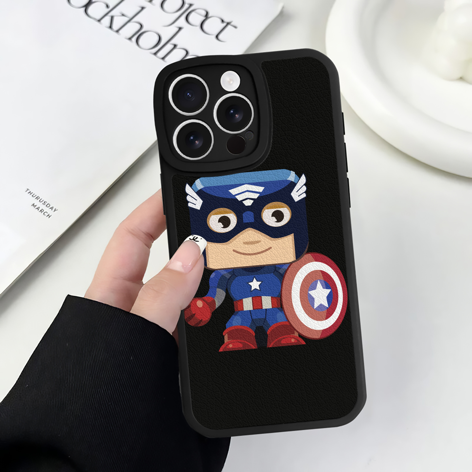 （画像用） アベンジャーズ The Avengers 【iPhone 16シリーズ対応】シリコンスマホケース（レザー調） 材質：シリコン